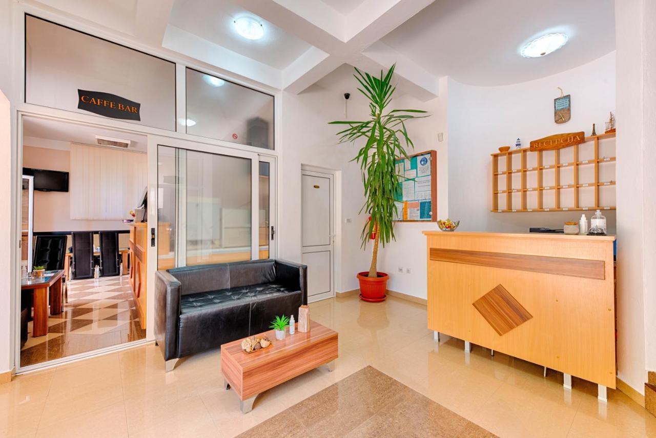 Hotel Dana Čanj Екстериор снимка