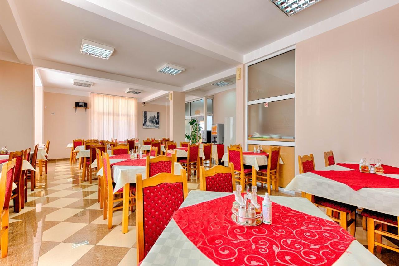 Hotel Dana Čanj Екстериор снимка