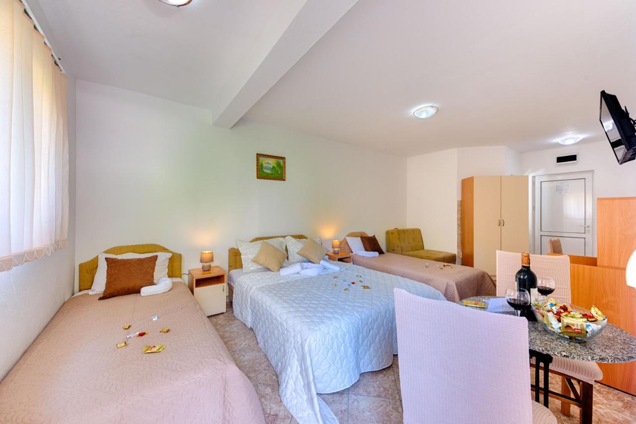 Hotel Dana Čanj Екстериор снимка